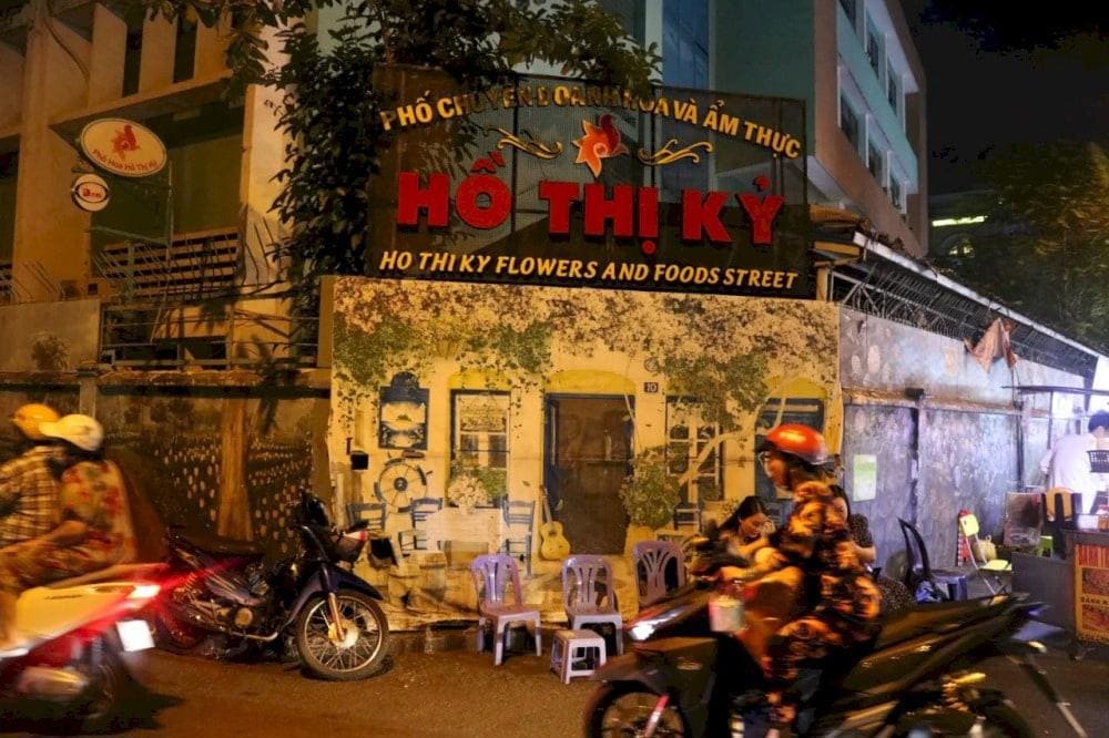 Ho Thi Ky street is a popular place for night cravings